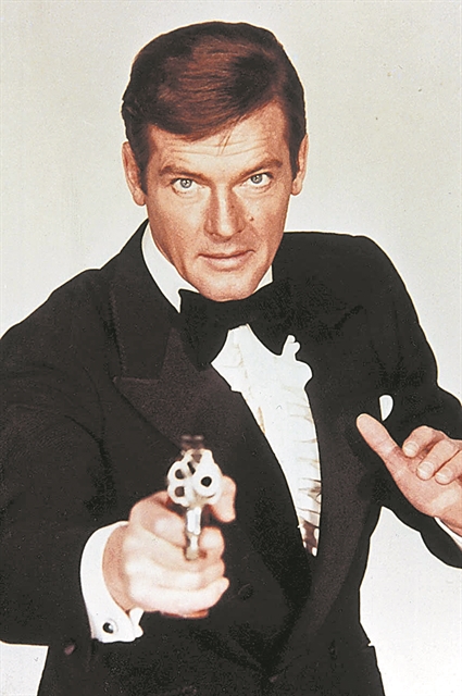 180 αντικείμενα του «007» Ρότζερ Μουρ στο σφυρί