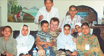 «Υιοθέτησαν» κωφάλαλα  παιδιά του Αφγανιστάν