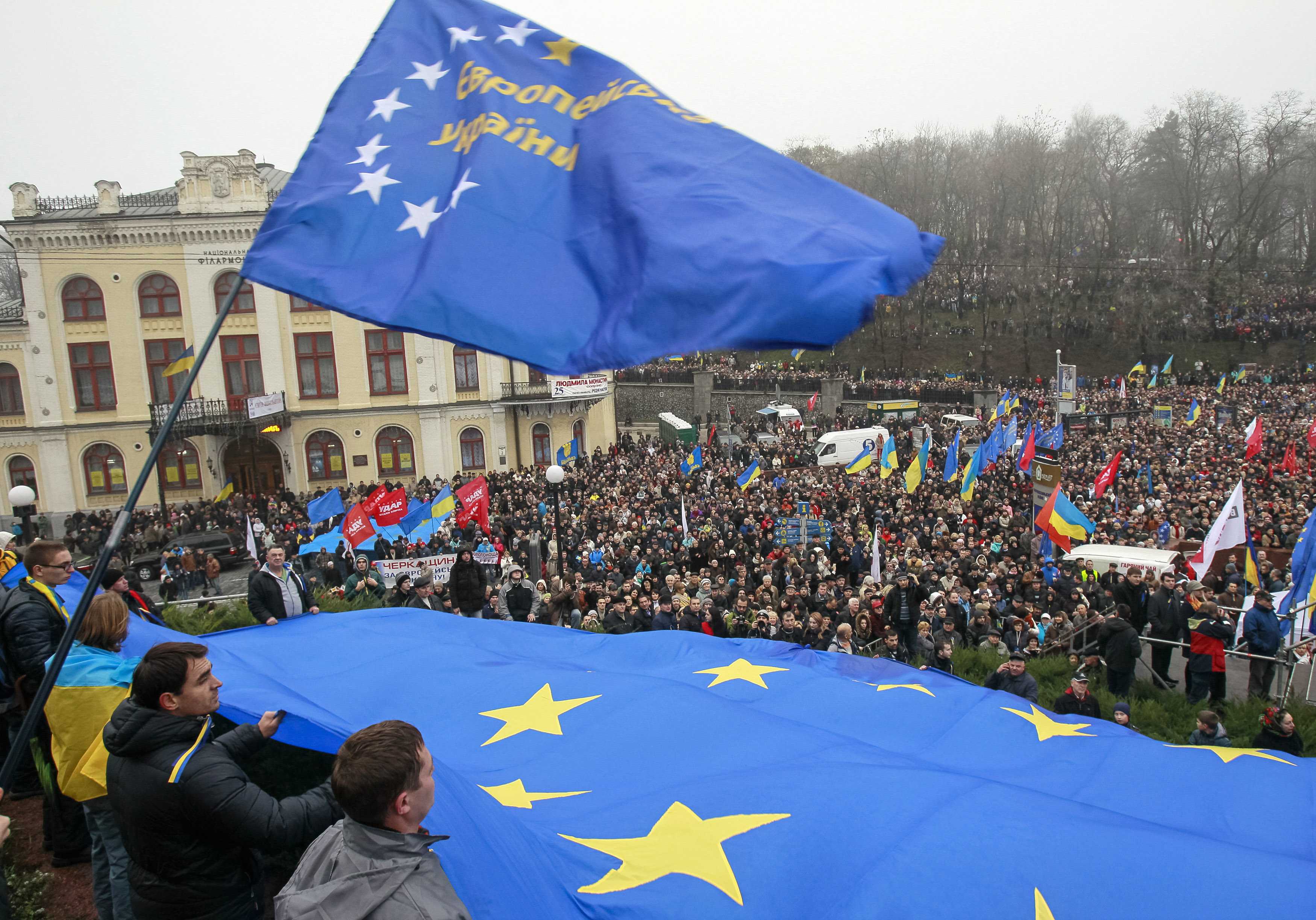 М украины. Флаг Украины Майдан. Флаги США на Майдане в Киеве 2014. Украина Майдан 2014 флаг ЕС. Флаг Грушевского Украины.