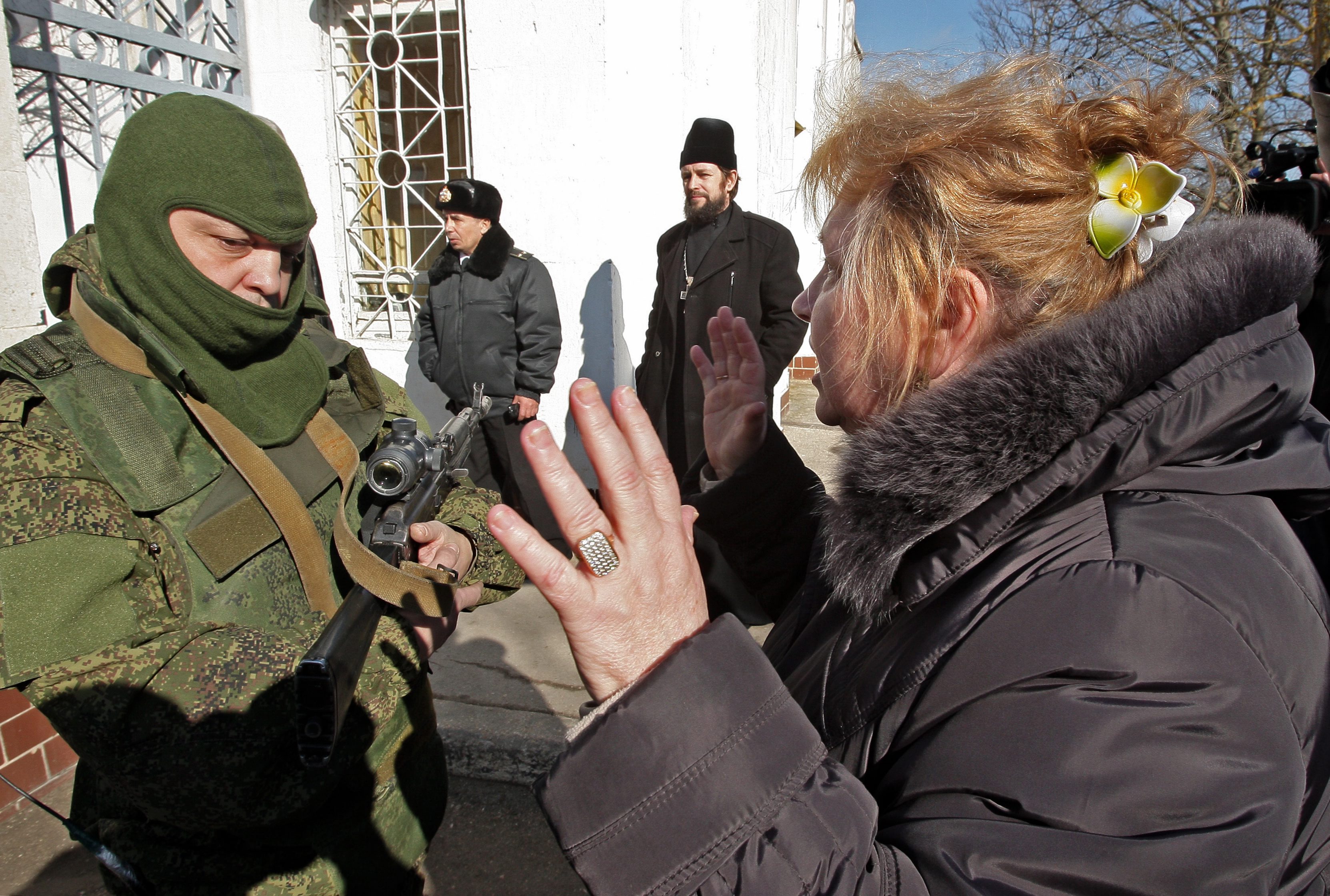 Аннексия и оккупация. Зелёные человечки в Крыму 2014. 2014 Год Крым блокировали воинские части. Крым 2014 стрельба. Разговоры Телефонные с Украины оккупанты.