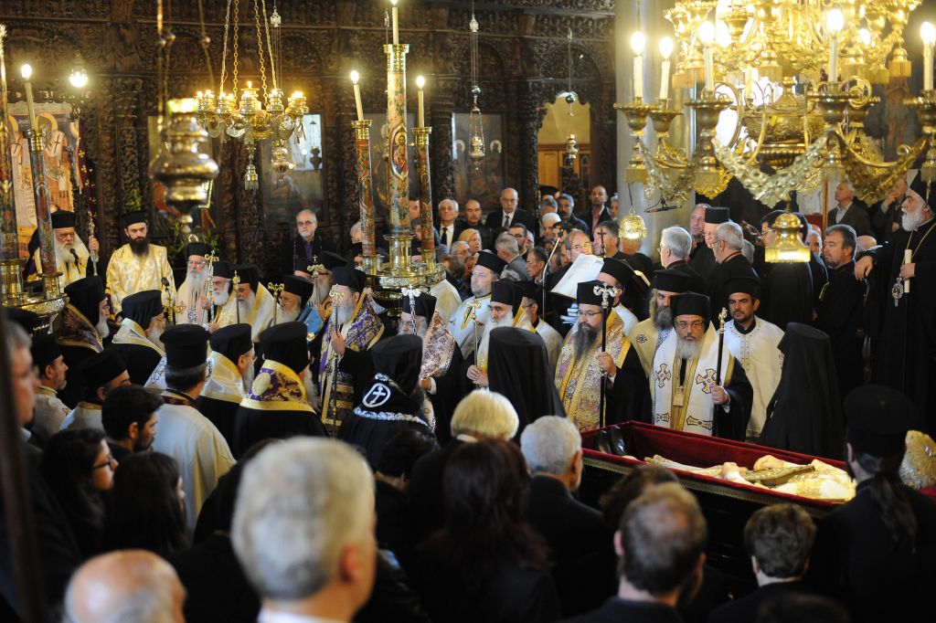 Ο Κάρολος Παπούλιας στην κηδεία του μητροπολίτη Ιωαννίνων Θεόκλητου