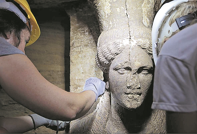 «Ξεκόλλησε» η συντήρηση των γλυπτών στον τάφο της Αμφίπολης