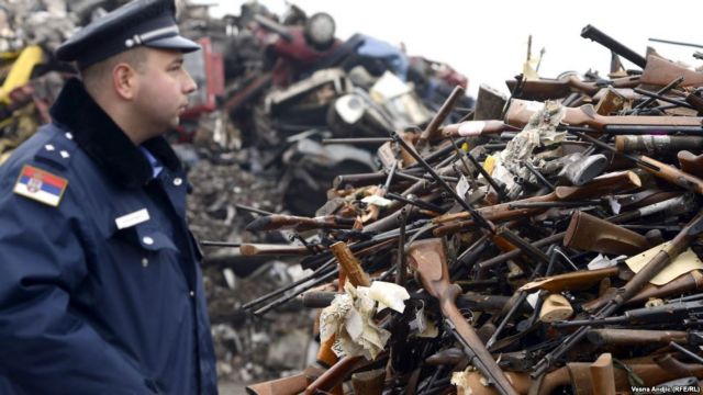 Σερβία: «Μην πετάτε όπλα, χειροβομβίδες και πυρομαχικά στα σκουπίδια»