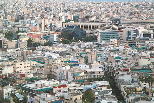 Δύο μεγάλα αγκάθια στο τραπέζι με τους θεσμούς