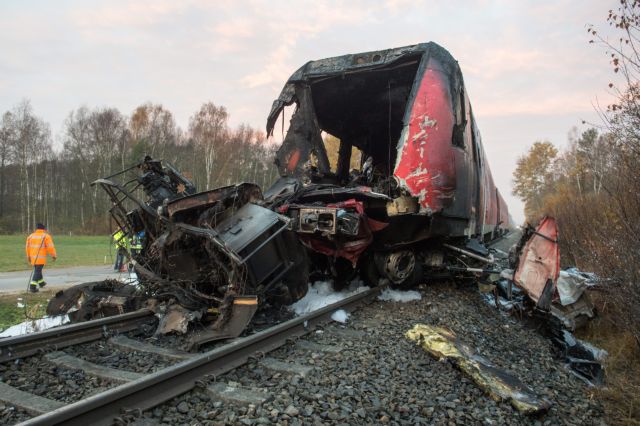 Γερμανία: Δύο νεκροί από τη σύγκρουση τρένου με φορτηγό σε σιδηροδρομική διάβαση