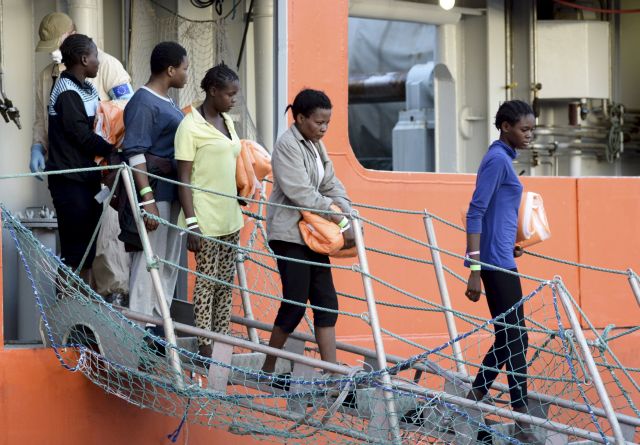 Τέσσερις χιλιάδες μετανάστες έφτασαν στη νότια Ιταλία σε 48 ώρες