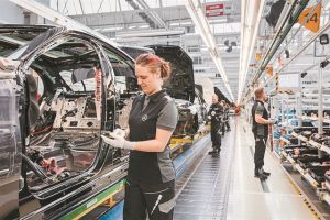 Μπόνους 5.000 ευρώ στους εργαζόμενους της Mercedes-Benz