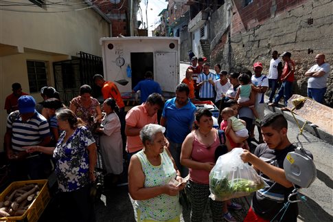 Βενεζουέλα: Κατά χιλιάδες περνούν στην Κολομβία για λίγα τρόφιμα