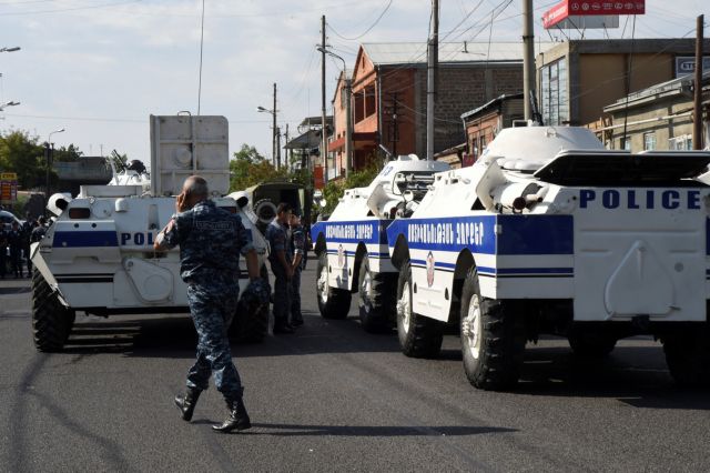 Ένοπλοι κατέλαβαν αστυνομικό τμήμα στο Γερεβάν της Αρμενίας – Κρατούν άγνωστο αριθμό ομήρων