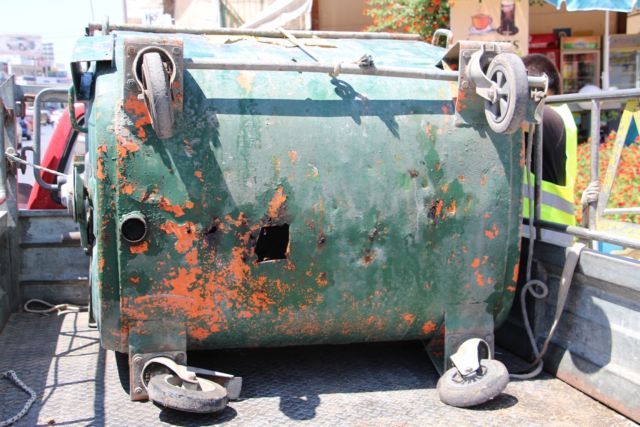 Χανιά: Στα…σκουπίδια οι κατεστραμμένοι πράσινοι κάδοι