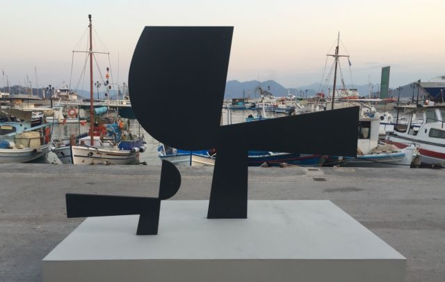 Με έργο του Γιάννη Μόραλη στο λιμάνι της υποδέχεται τους επισκέπτες η Αίγινα
