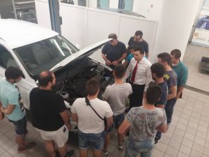 Kosmocar: Eκπαιδεύει νέους μηχανικούς αυτοκινήτων
