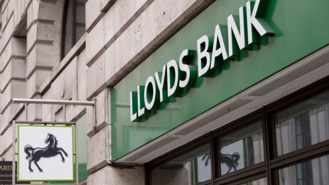 Καμπανάκι και απολύσεις από τη Lloyds λόγω Brexit