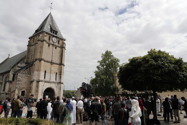 Γαλλία: Δύο συλλήψεις για τη δολοφονία του ιερέα μέσα στην εκκλησία