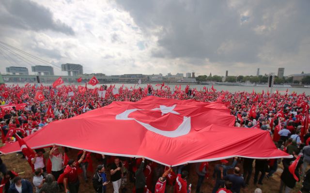 Χιλιάδες διαδηλώνουν υπέρ του Ερντογάν στην Κολωνία