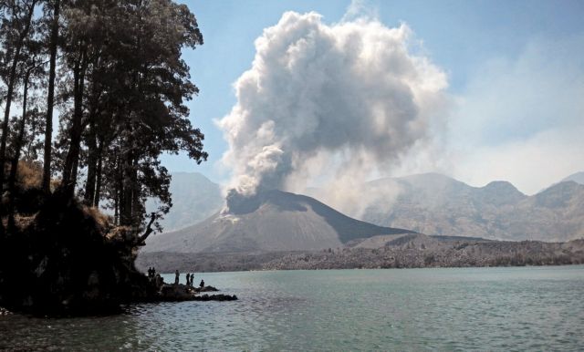 Εκρηξη ηφαιστείου στην Ινδονησία – έκλεισε το τοπικό αεροδρόμιο