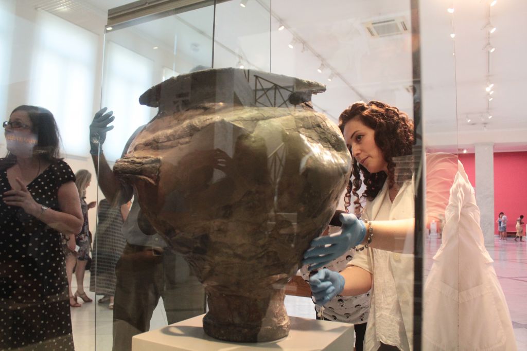 O «αργυρός κρατήρας της μάχης» στο Αρχαιολογικό Μουσείο