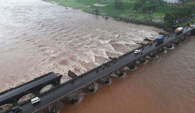 Δύο νεκροί και δεκάδες αγνοούμενοι από την κατάρρευση γέφυρας στην Ινδία