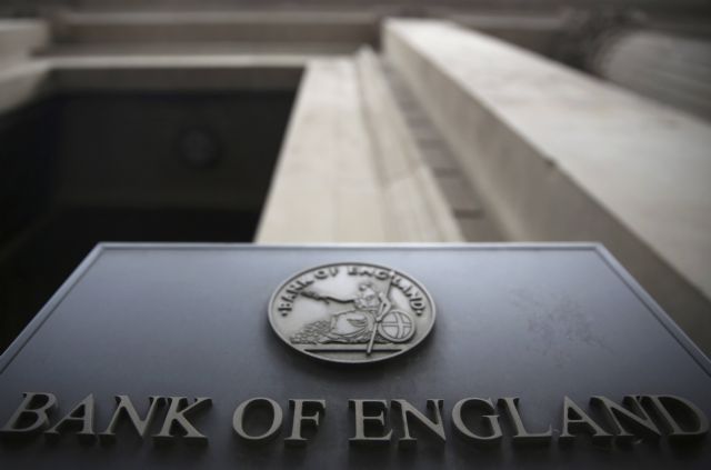 Η Τράπεζα της Αγγλίας μείωσε τα επιτόκια για πρώτη φορά από το 2009