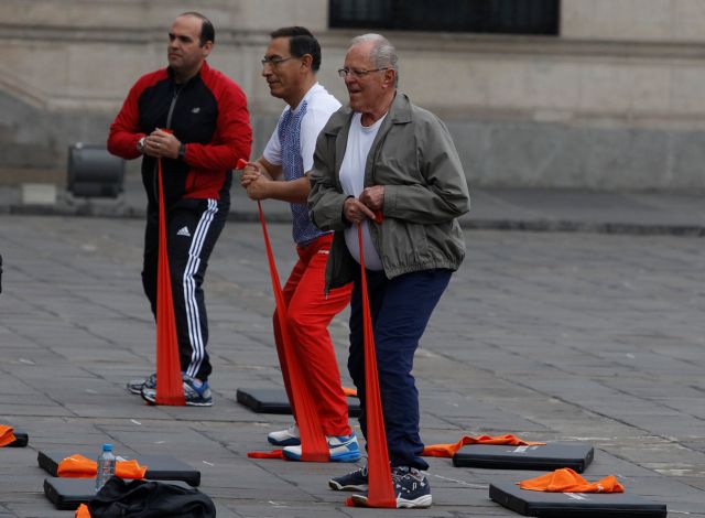 Ο Πρόεδρος του Περού κάνει μάθημα γυμναστικής έξω από το προεδρικό μέγαρο