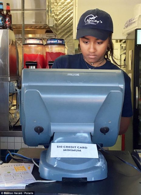 Η μικρή κόρη του Ομπάμα έπιασε δουλειά ως σερβιτόρα