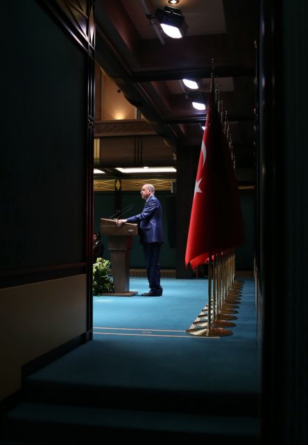 Τουρκία: Να συνδέσει τους εχθρούς του επιχειρεί ο Ερντογάν