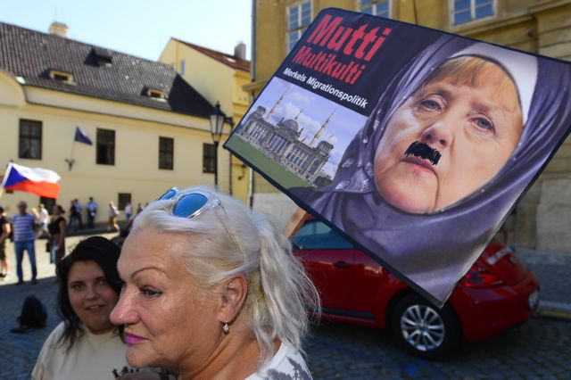 Πράγα: Με Mercedes «παρενόχλησε» την αυτοκινητοπομπή της Μέρκελ
