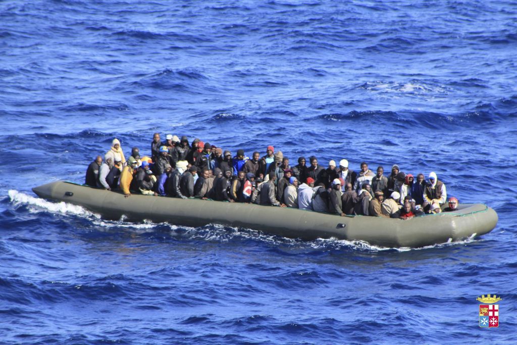 Η ιταλική ακτοφυλακή ανέσυρε 5 νεκρούς και διέσωσε 650 μετανάστες