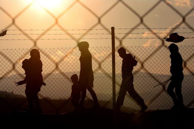 Επαναπροώθηση των προσφύγων στην Ελλάδα προτείνει ο Ντε Μεζιέρ