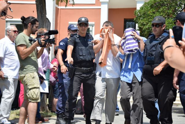 Δεν δίνεται άσυλο σε τρεις από τους οκτώ τούρκους στρατιωτικούς