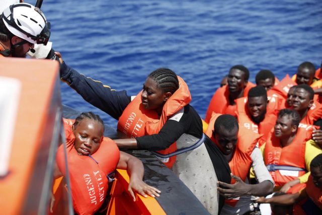 Ιταλία: 15 μετανάστες ανασύρθηκαν νεκροί από τη θάλασσα, ενώ διασώθηκαν τουλάχιστον 2.700