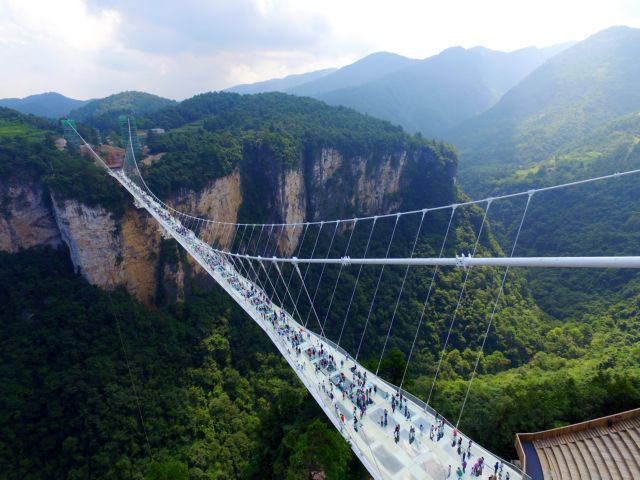 Λουκέτο με το «καλημέρα» στην εντυπωσιακή γυάλινη γέφυρα της Κίνας