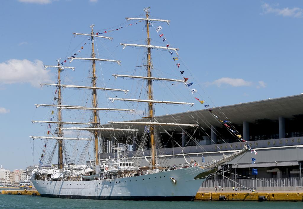 Εκπαιδευτικό ιστιοφόρο του Πολεμικού Ναυτικού της Αργεντινής στο λιμάνι του Πειραιά
