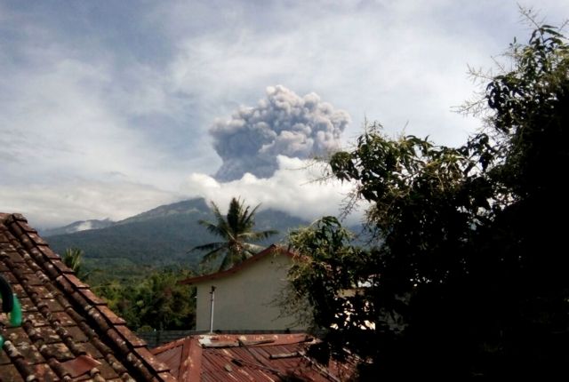 Ινδονησία: Οι αρχές απομακρύνουν τους τουρίστες μετά την έκρηξη ηφαιστείου