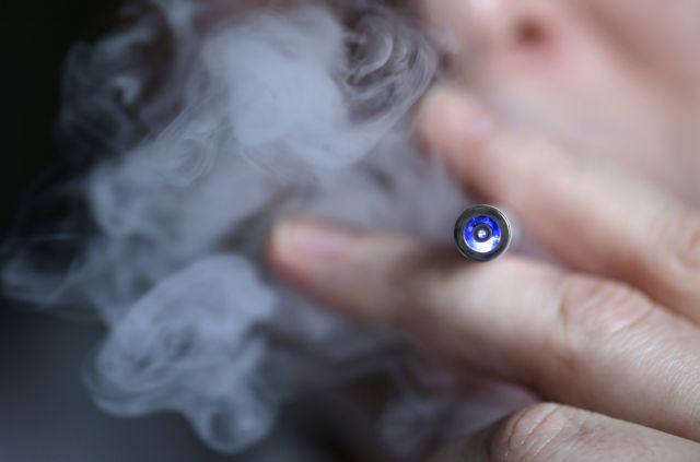 Πόσο συμβάλλουν τα e-τσιγάρα στη διακοπή του καπνίσματος