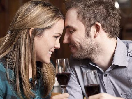 Το αλκοόλ μειώνει τις αναστολές, αλλά δεν αυξάνει την ερωτική επιθυμία