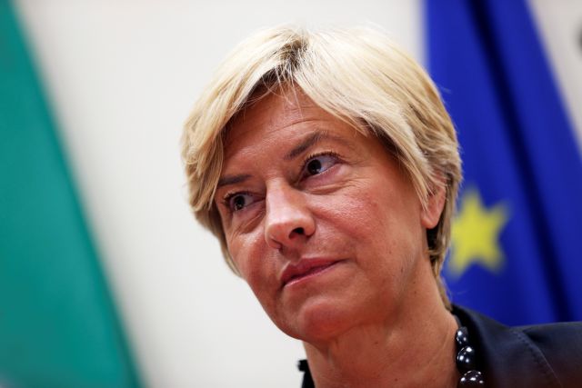 Σύμφωνο συμβίωσης δύο γυναικών θα τελέσει η ιταλίδα υπουργός Αμυνας
