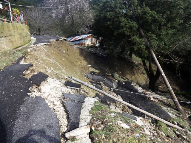 «Κομμένη» στα δύο παραμένει η Κέρκυρα από τις κατολισθήσεις στους δρόμους