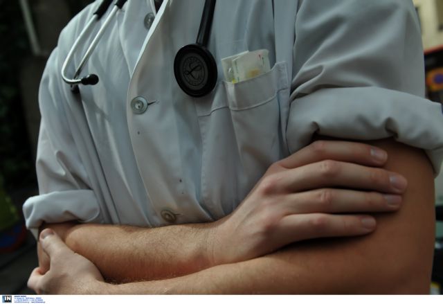 Αυξήσεις μισθών στους νοσοκομειακούς γιατρούς υπόσχεται η κυβέρνηση
