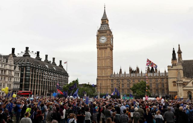 Διπλασιάστηκαν μετά το Brexit οι αιτήσεις Βρετανών για ιρλανδικό διαβατήριο