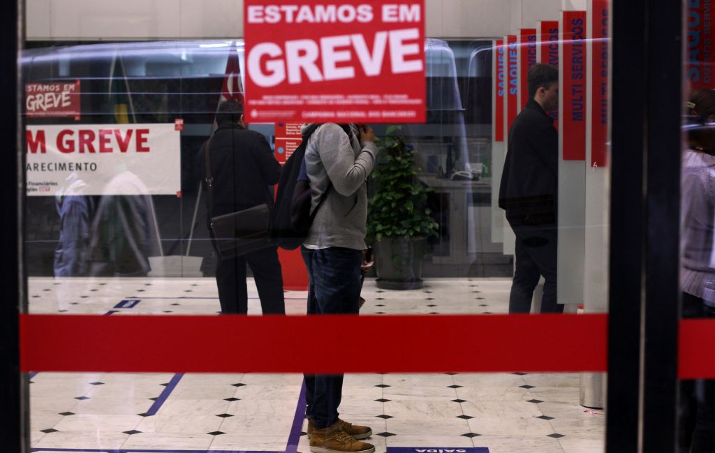Βραζιλία: Την τριακοστή της ημέρα διανύει η απεργία των τραπεζικών υπαλλήλων