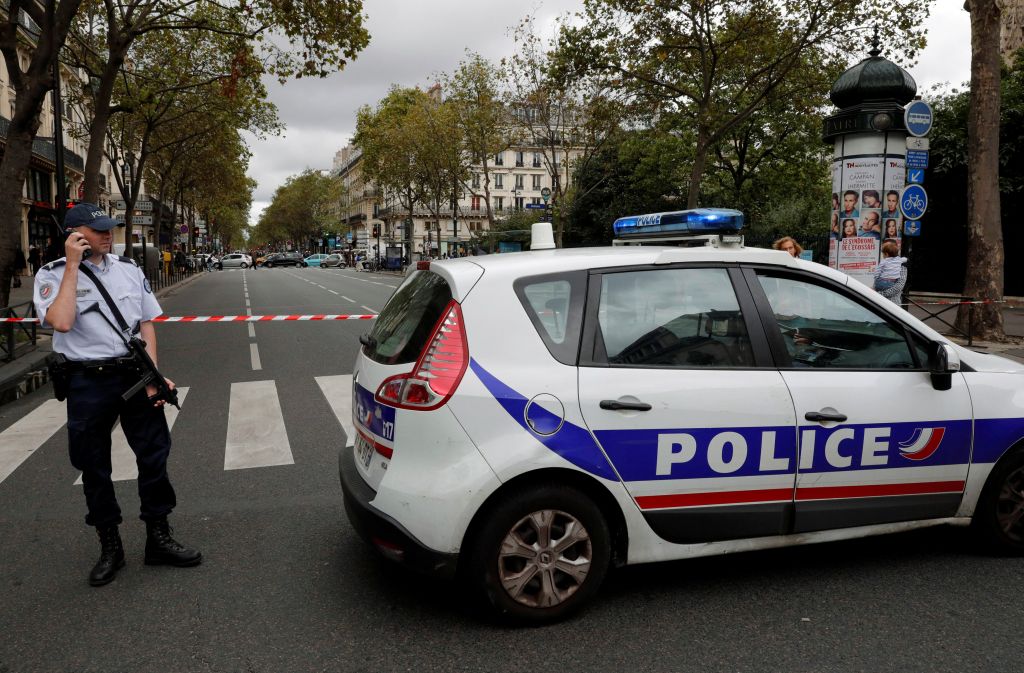 Σε κρίσιμη κατάσταση γάλλος αστυνομικός έπειτα από επίθεση σε δύο περιπολικά