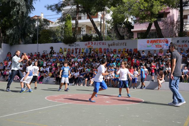 Διαμαντίδης και Σπανούλης έπαιξαν μπάσκετ με μαθητές σε σχολείο
