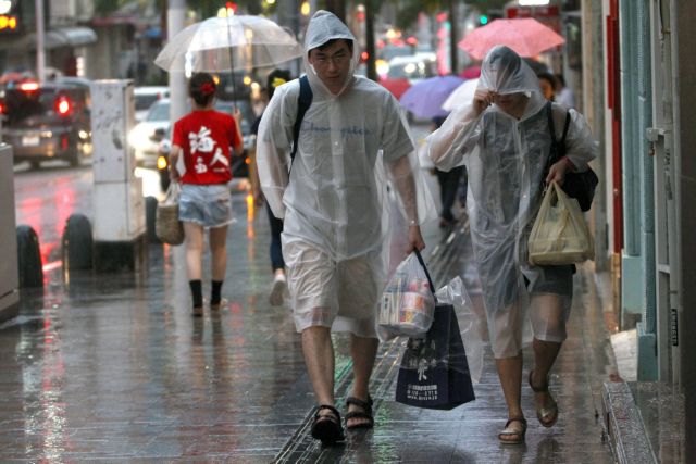 Σε κόκκινο συναγερμό η Οκινάουα για τον τυφώνα Τσάμπα