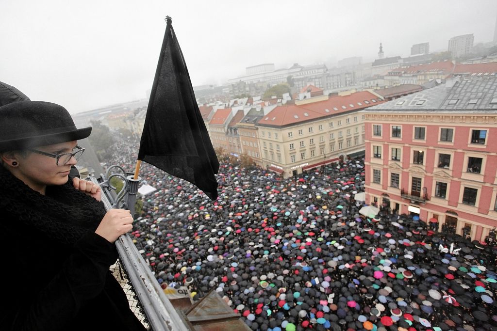 Μαυροντυμένες Πολωνές είπαν «όχι» στην απαγόρευση των αμβλώσεων