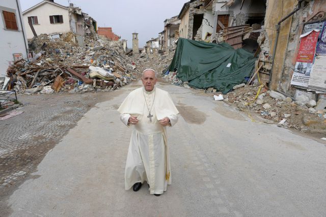 Προσευχή του Πάπα στα ερείπια του Αματρίτσε