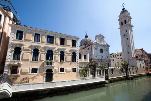 Καμπανάκι στο Ινστιτούτο Βενετίας για την απόλυση της βιβλιοθηκαρίου