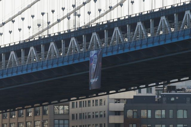 Ο «ειρηνοποιός» Πούτιν ανεμίζει… σε πανό στη γέφυρα του Μανχάταν