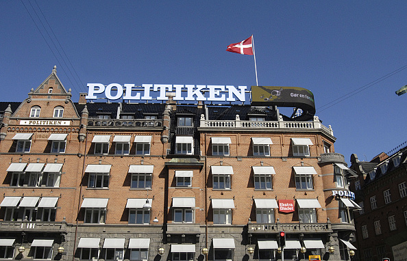 Politiken: Αντιδρά στη λογοκρισία με βιβλίο για τις υπηρεσίες πληροφοριών