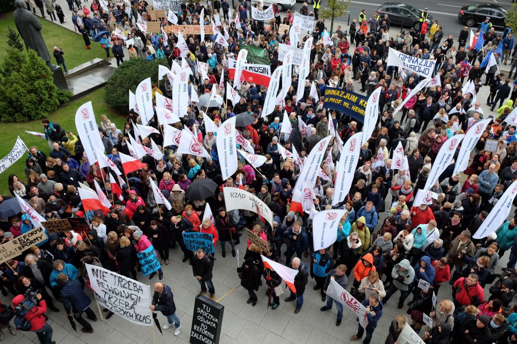 Πολωνία: Οι καθηγητές στους δρόμους κατά της εκπαιδευτικής μεταρρύθμισης